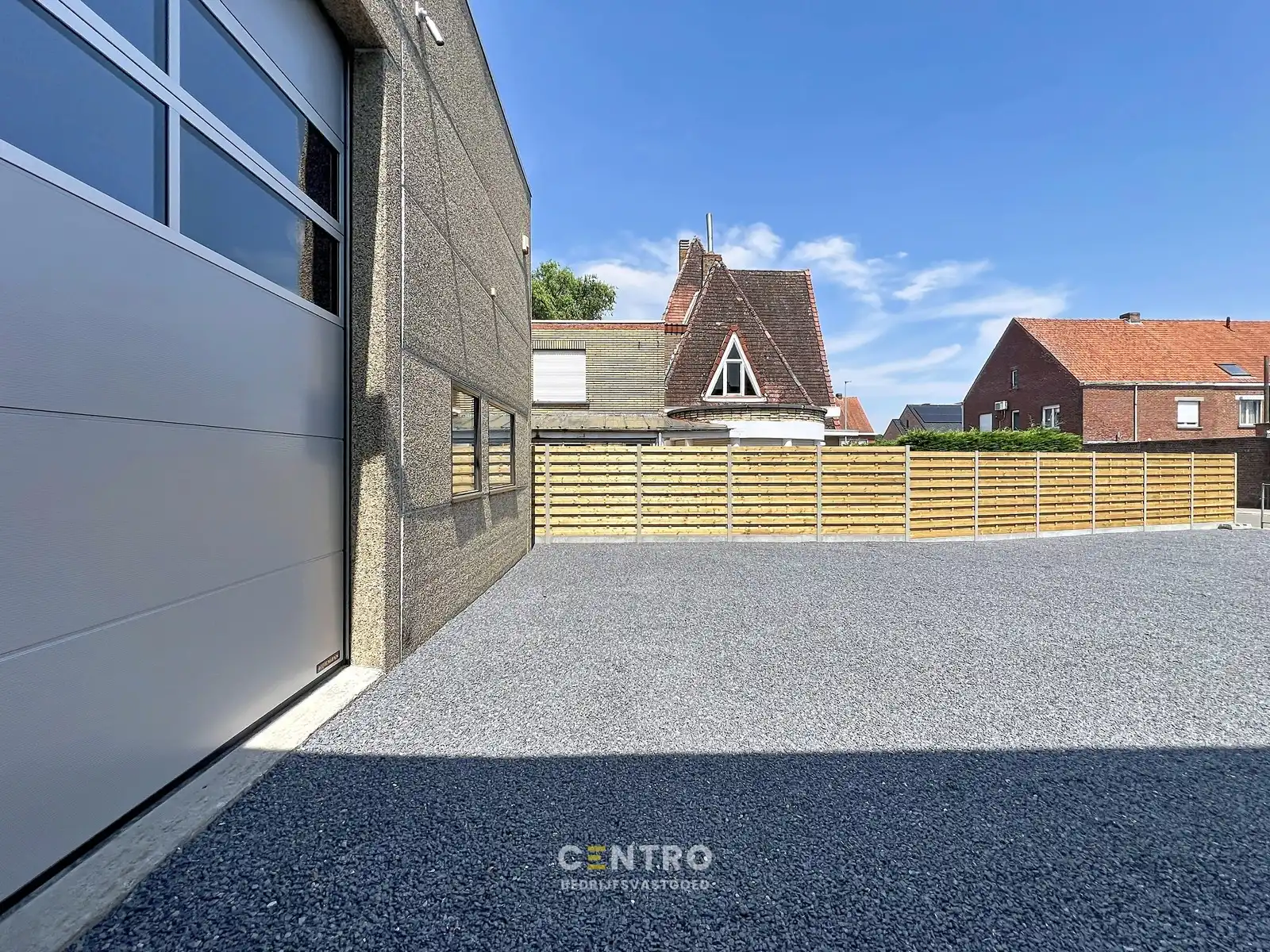 Instapklaar bedrijfspand (±345 m²) met magazijn, kantoor én 4 verhuurbare opslagunits, 1 garage en ruime parking op 603 m²  te INGELMUNSTER! foto 4
