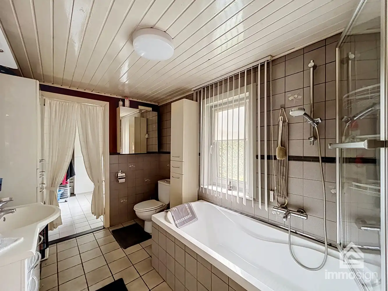Ruime woning op bijna 2.000 m² grond met dubbele garage en werkhuis foto 20