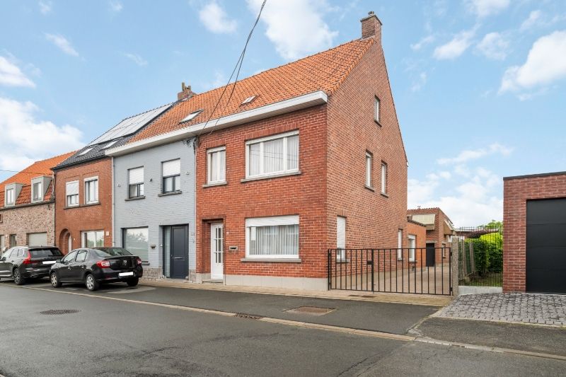 Ledegem-centrum. Sterk gebouwde half open bebouwing met 3 slaapkamers, bijgebouw en extra mogelijkheden. Perceel +/- 346m2. Te vernieuwen ! foto 8