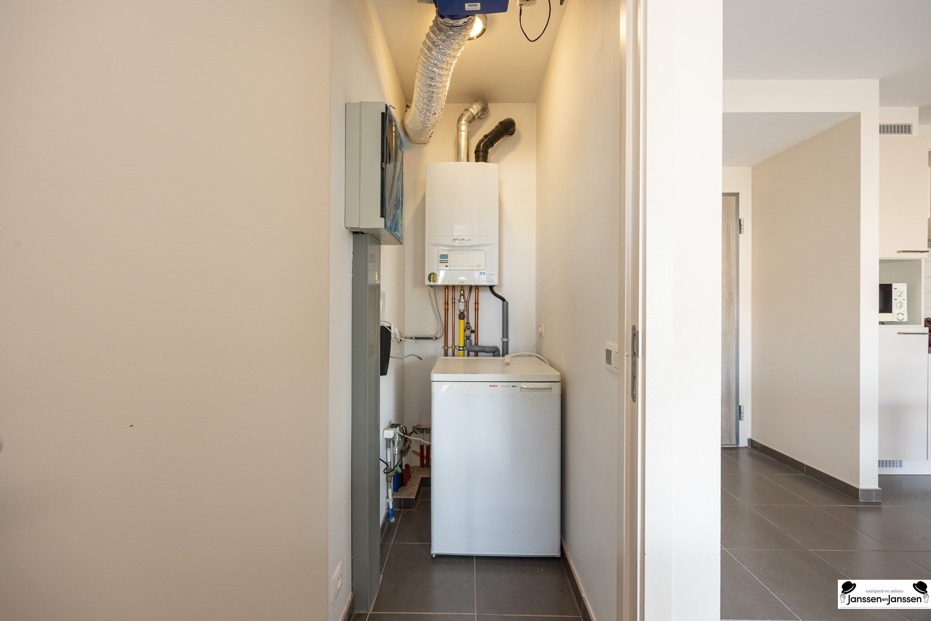 Instapklaar 1-slaapkamerappartement met groot terras in hartje Brasschaat foto 9