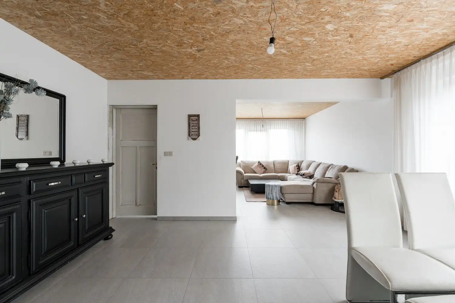 Leuke gezinswoning met 3 slaapkamers nabij de verbindingswegen foto 3