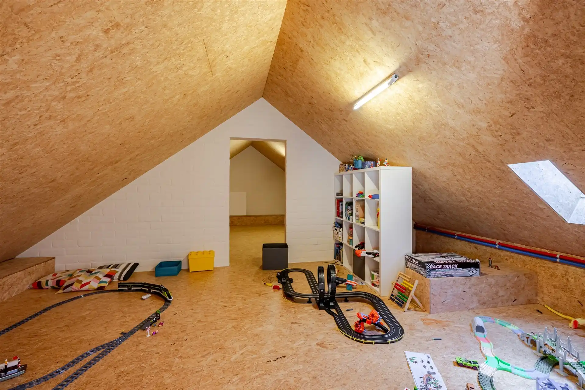Riante woning met 4 slaapkamers , tuin en praktijk foto 52