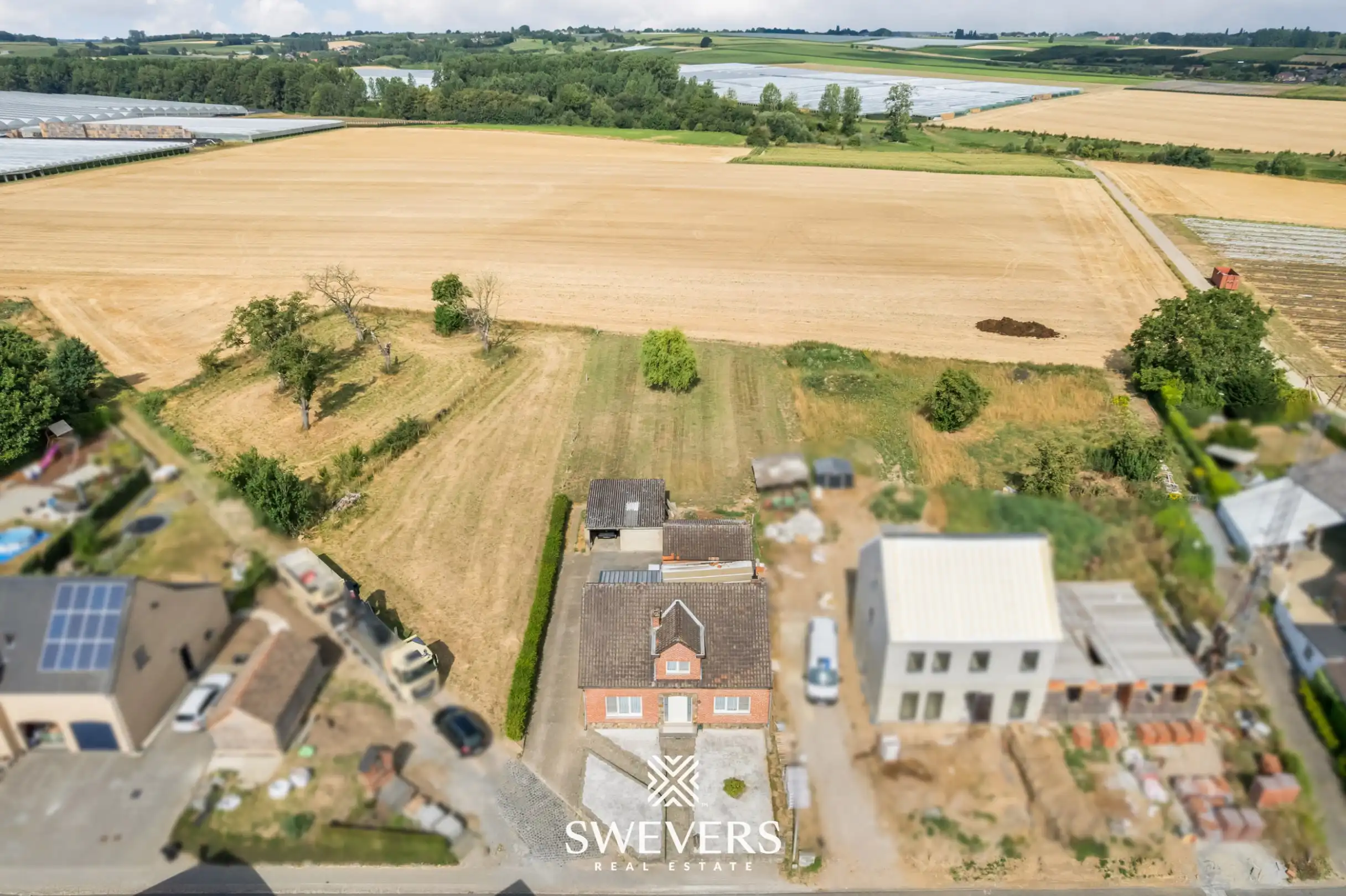 Ruime open bebouwing met 4 slaapkamers, grote garage en zonnig perceel van 15 are 28 ca foto 2
