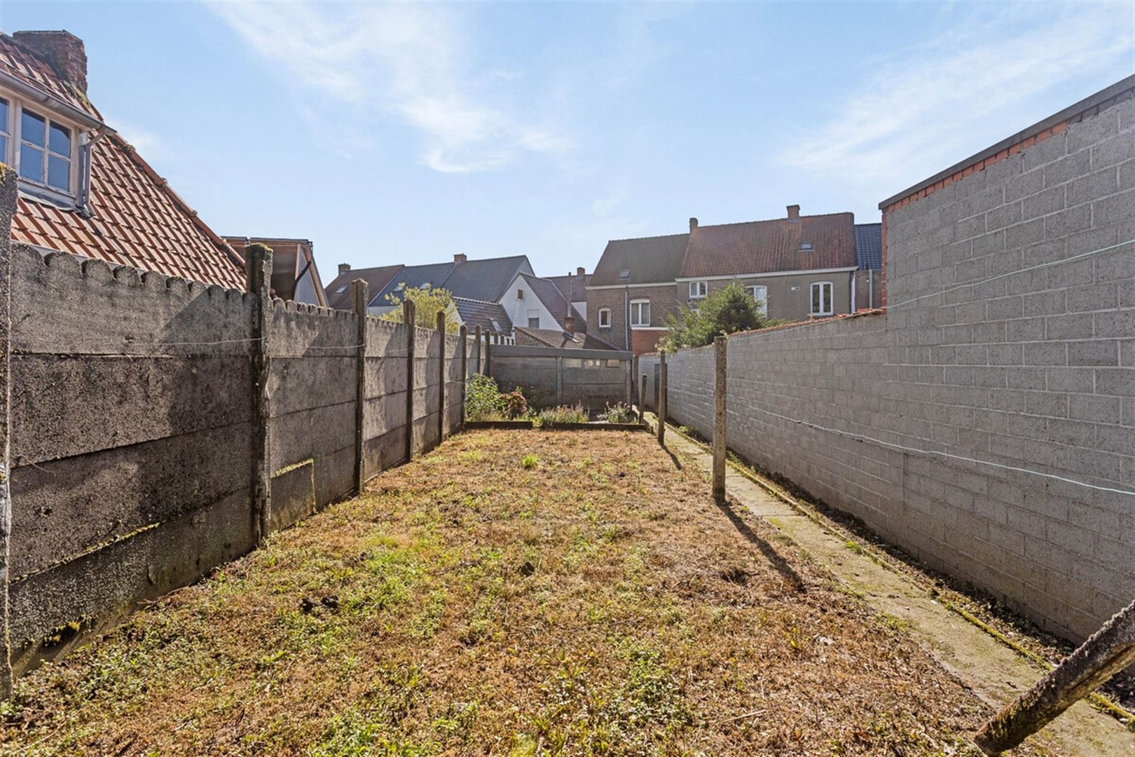 Te renoveren woning met tuin en toegang achteraan. foto 30