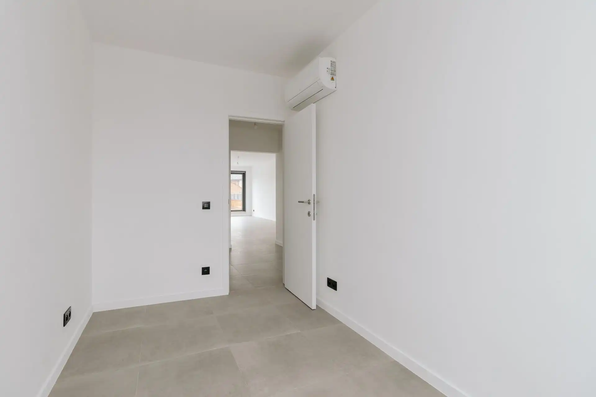 Gerenoveerde woning met magazijn foto 10