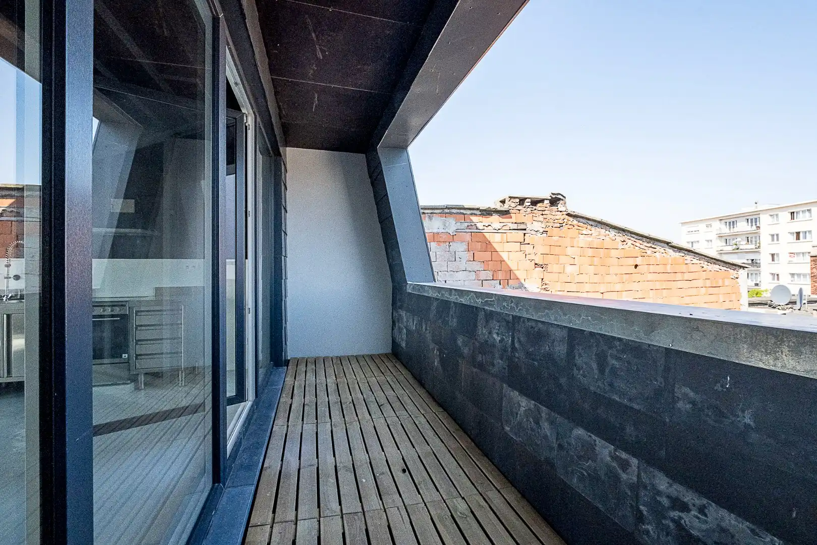 Genieten op hoogte: lichtrijk dakappartement met terras foto 5