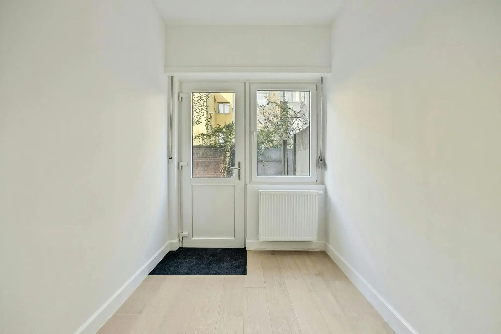 Gerenoveerd gelijkvloers appartement met twee slaapkamers foto 11