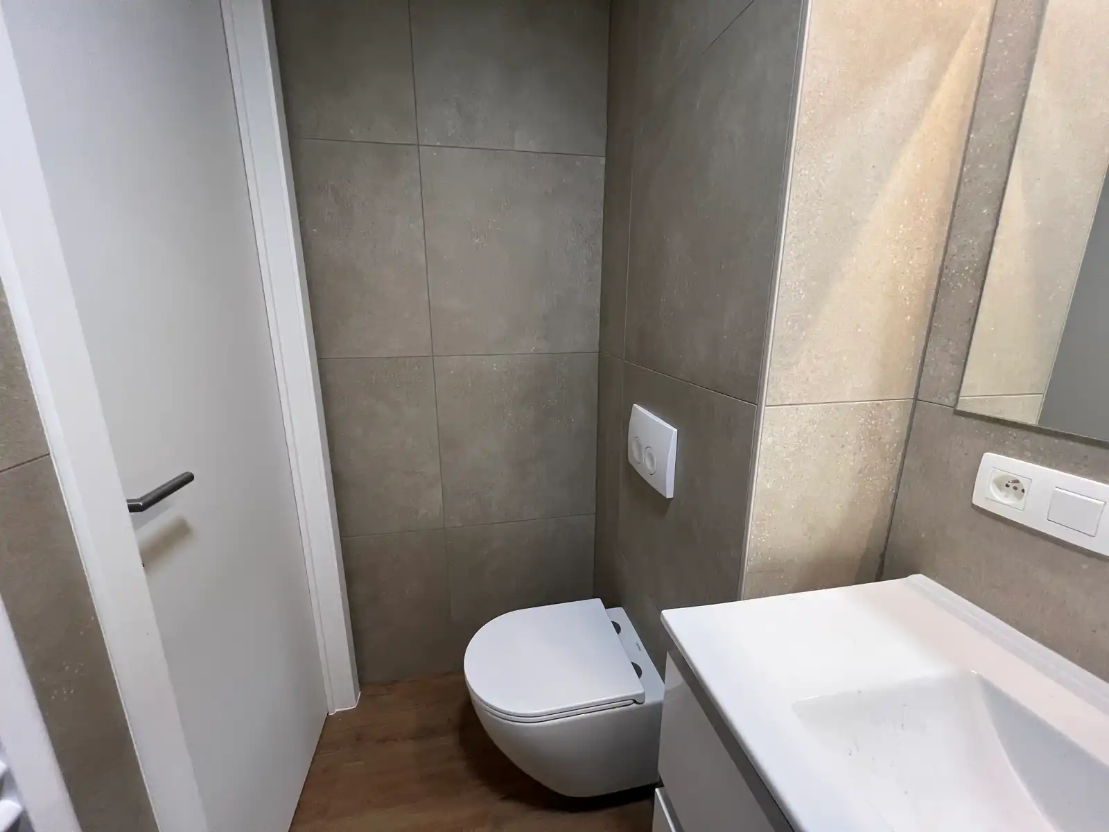 Volledig gerenoveerde studio op uitstekende locatie te huur foto 8