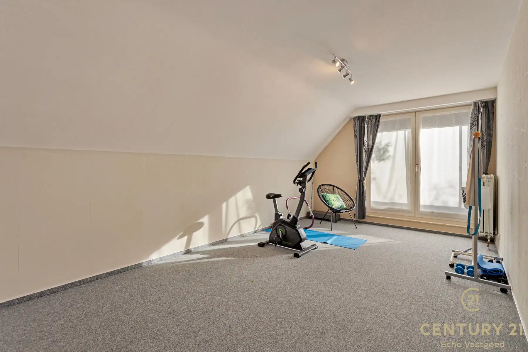 Ruime, gerenoveerde villa met fraaie tuin op ca 2420m² foto 24