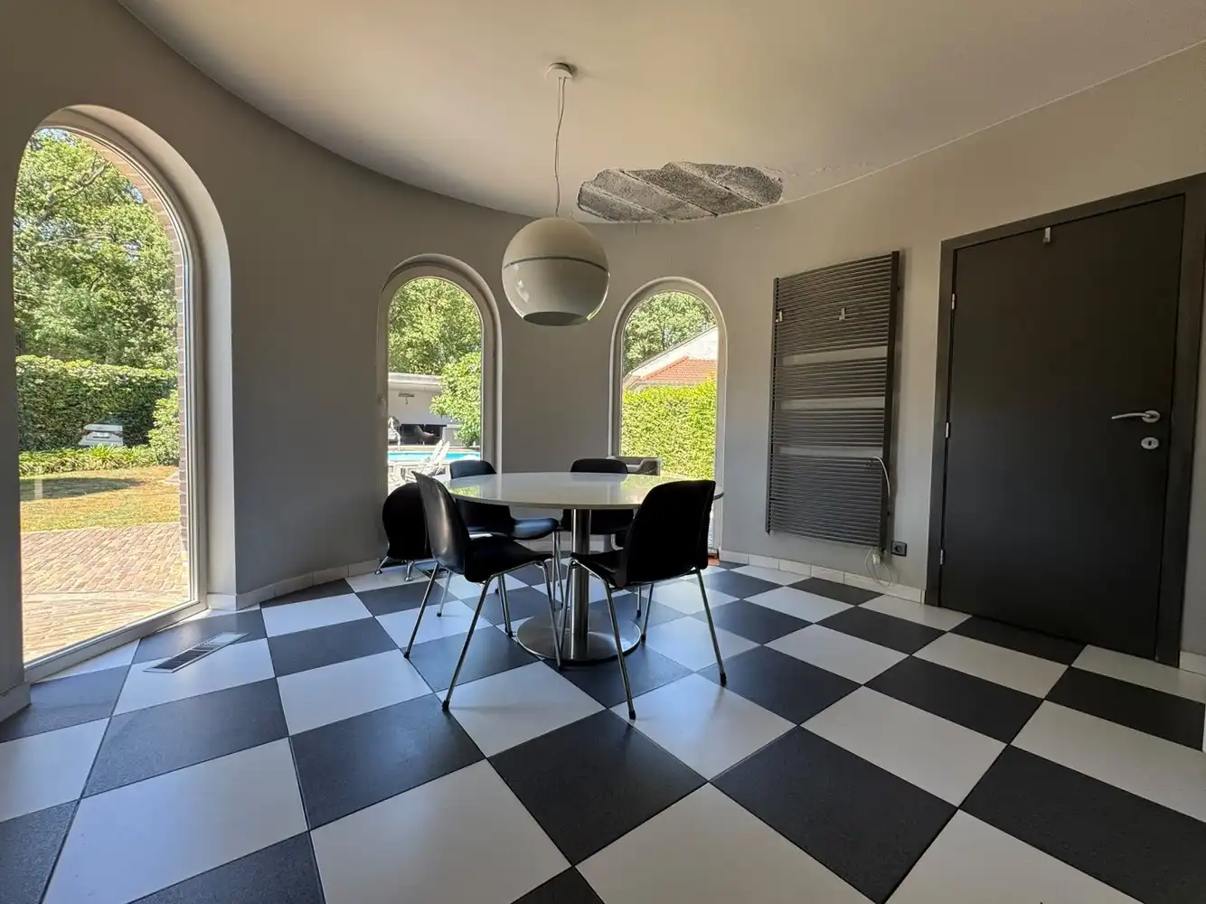 Villa met zwembad en bijgebouw foto 16
