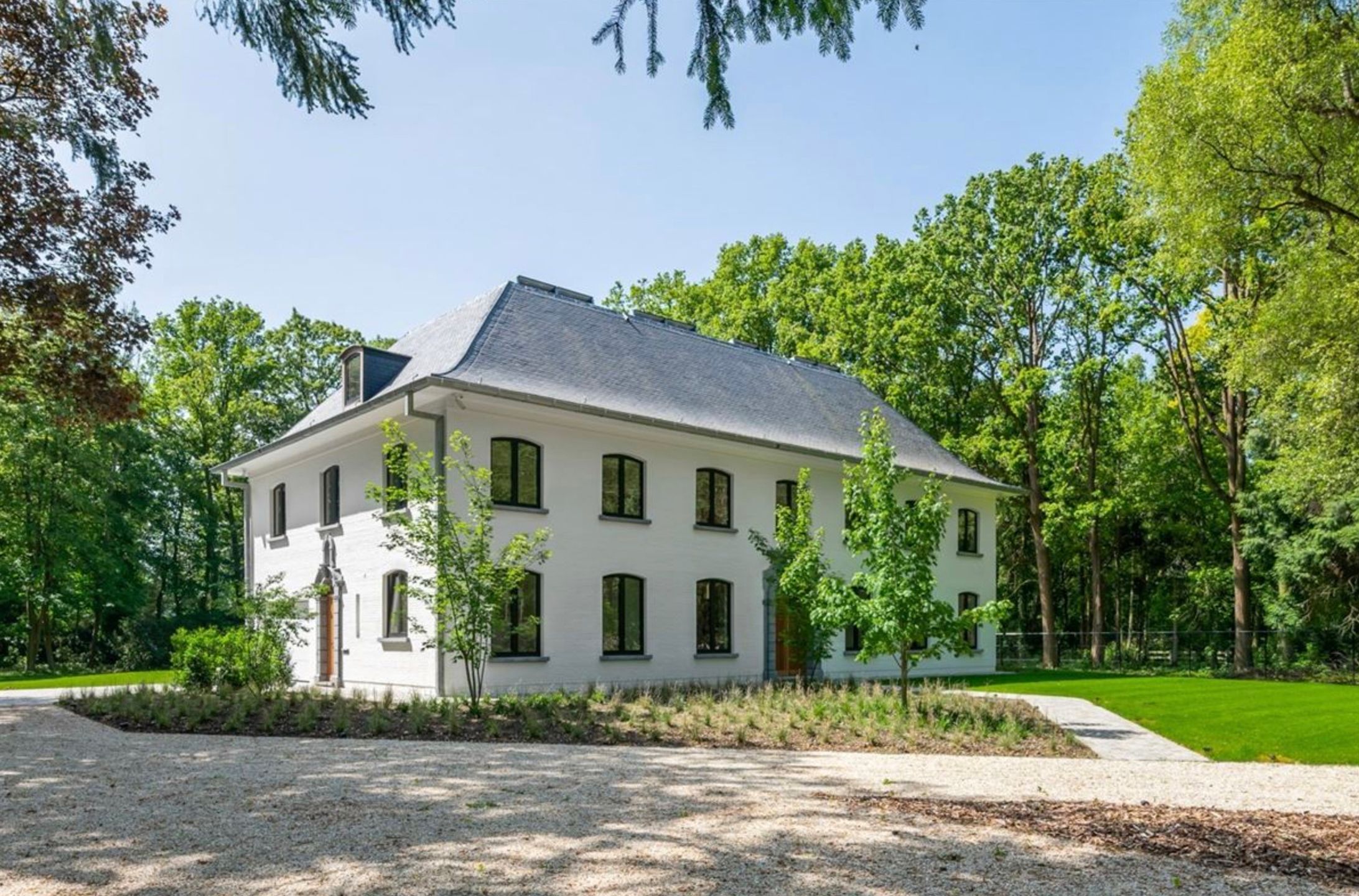 BRASSCHAAT - Volledig vernieuwde villa in doodlopende straat foto 2