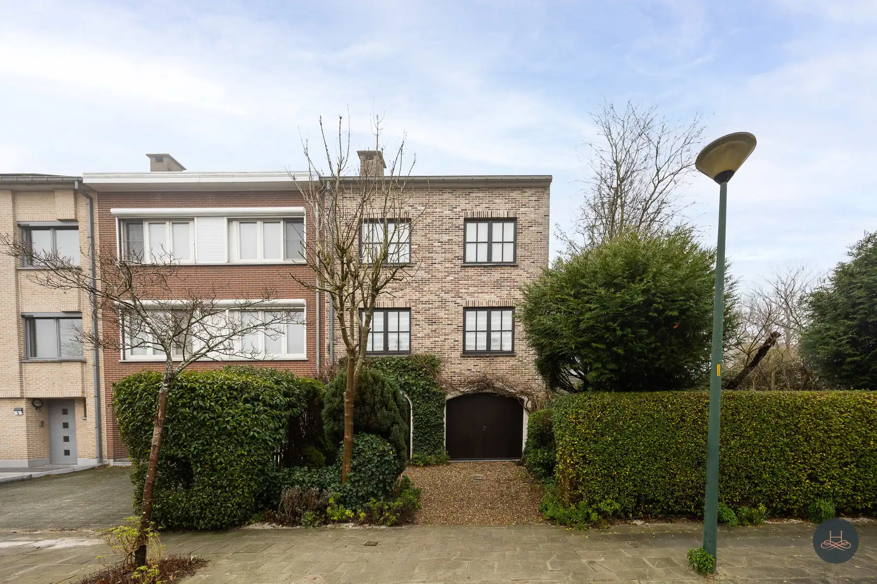 Warme, halfopen energiezuinige woning met dubbele garage foto {{pictureIndex}}