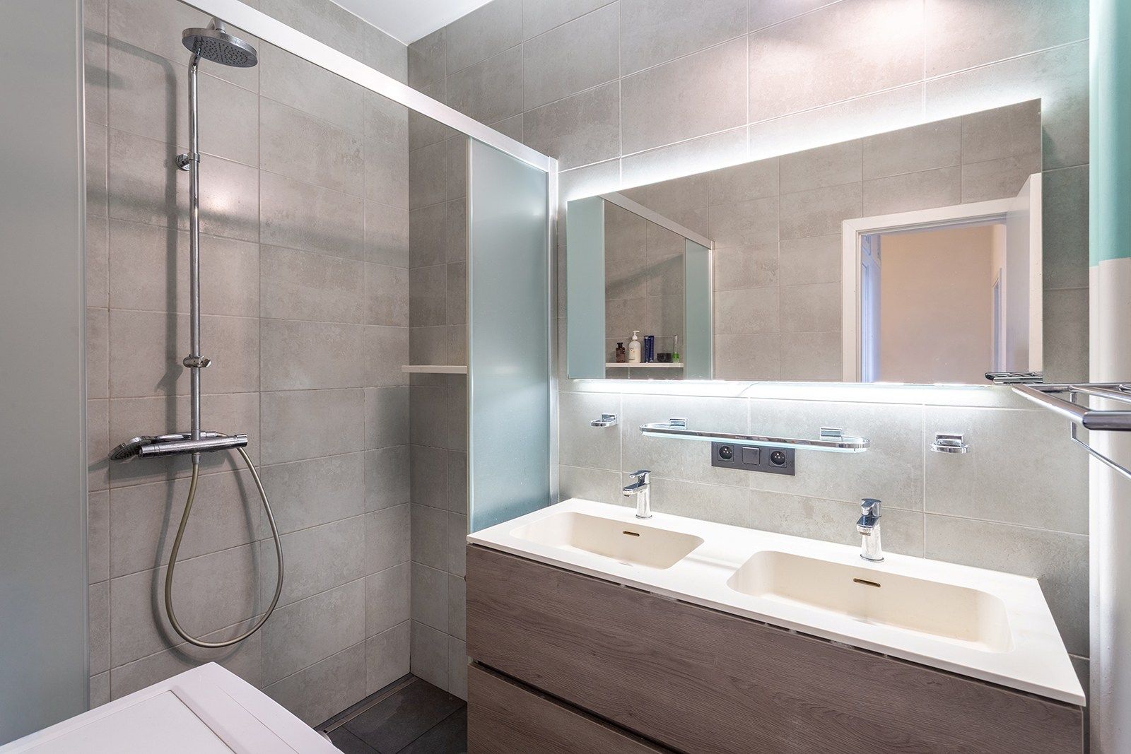 Modern en goed onderhouden appartement (90 m²) met twee slaapkamers foto 17