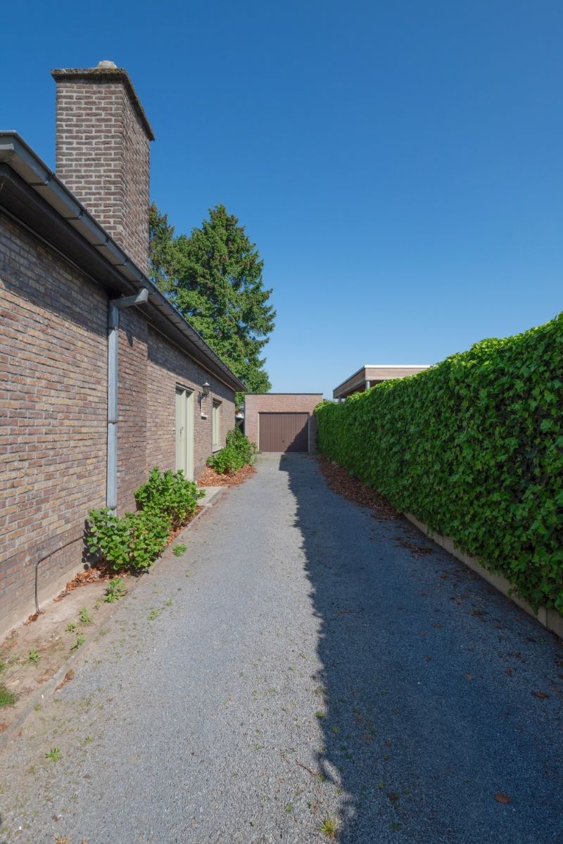 Op te frissen / te renoveren woning met tuin in residentiële buurt foto 3
