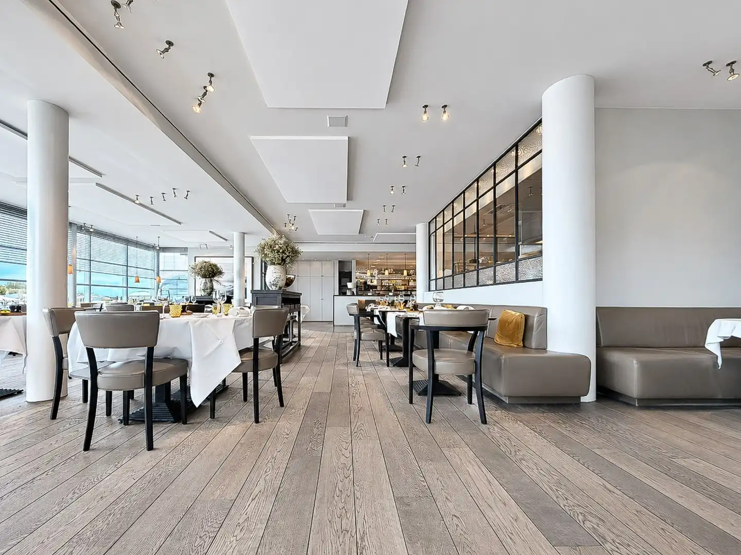 Gekende brasserie Bristol op de Zeedijk van Heist te koop of te huur mits overname foto 4