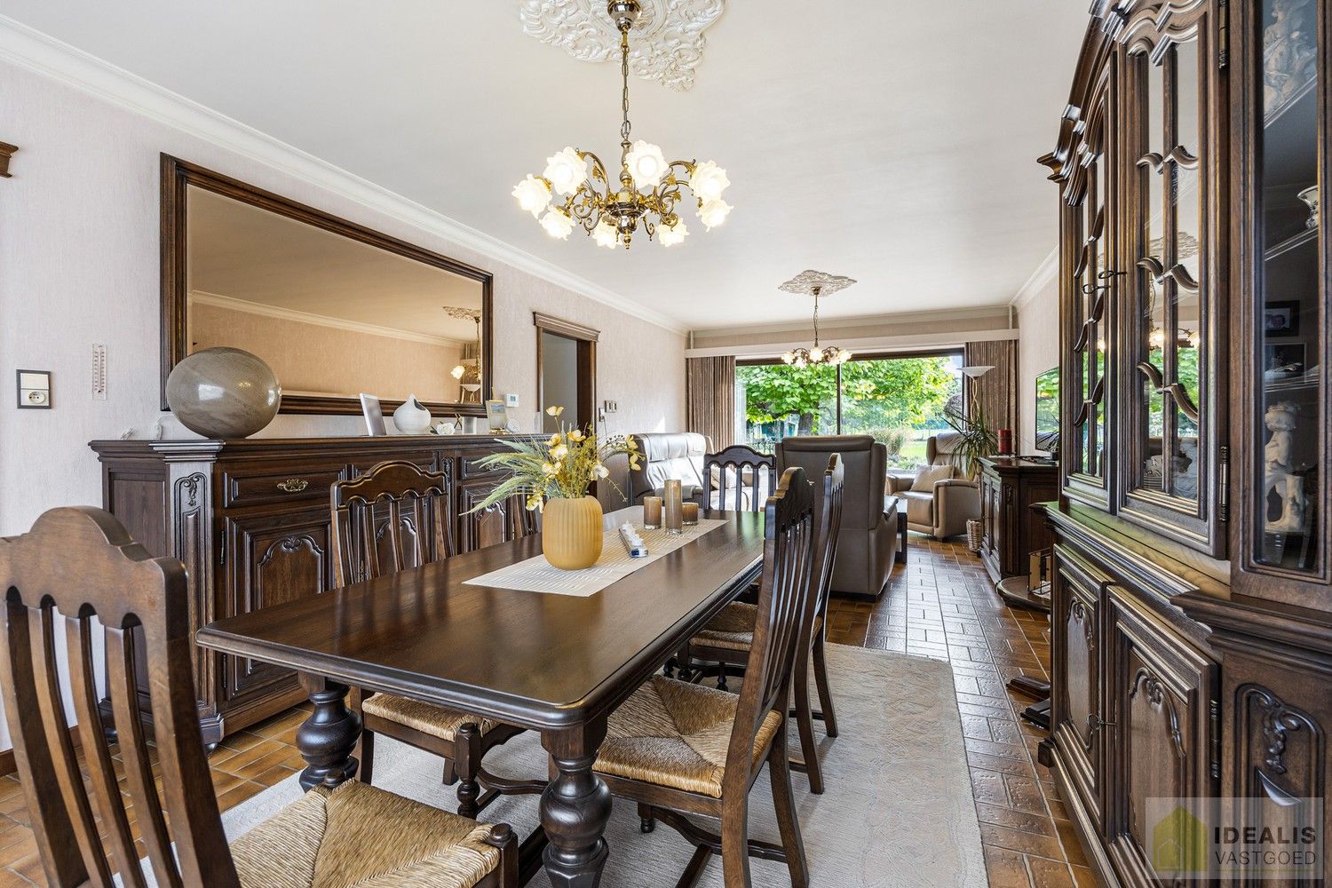 IDEALIS VASTGOED – PERFECT ONDERHOUDEN, INSTAPKLARE WONING +- 175M², MET MAAR LIEFST 4 SLAAPKAMERS, HEERLIJK LICHTRIJKE WOONKAMER EN DUBBELE GARAGE OP EEN PRACHTIG GROEN EN RUIM PERCEEL VAN 18A 43CA. foto 9