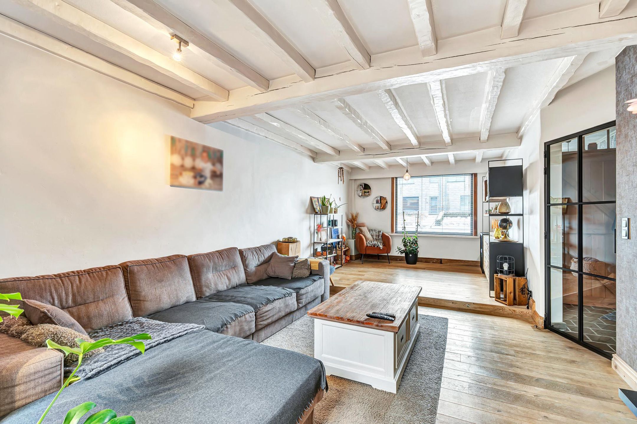 Instapklare gezinswoning met achteruitweg en garage te Deinze. foto 3