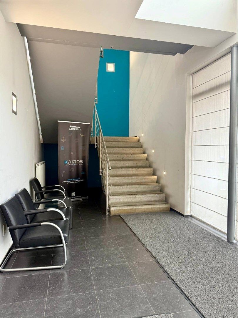 Handelsgelijkvloers met depot en weldra 2 lofts of 4 appartementen. foto 3