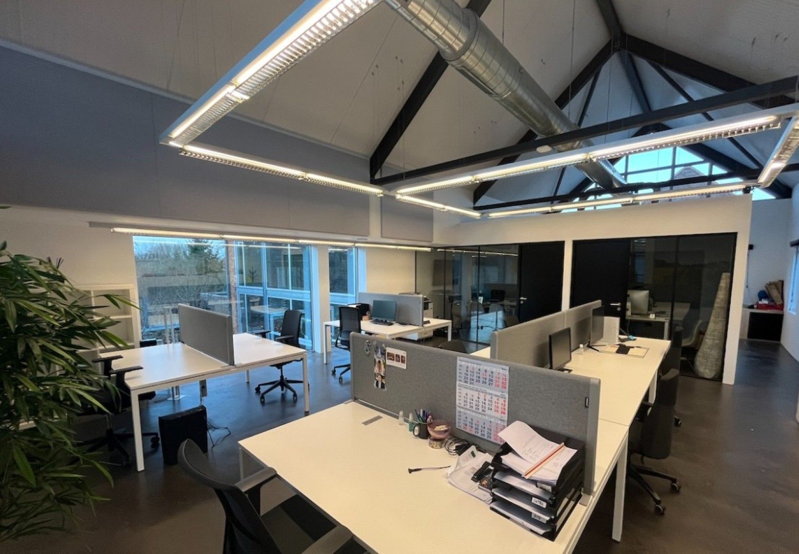 LUXE BEMEUBELDE KANTOREN MET PARKING foto 4