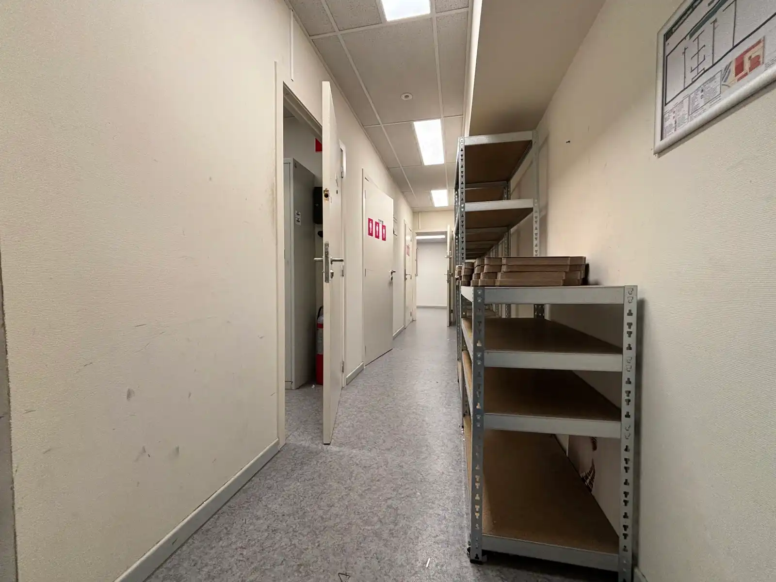 Baanwinkel van 1.700 m² te huur in Oostende foto 6