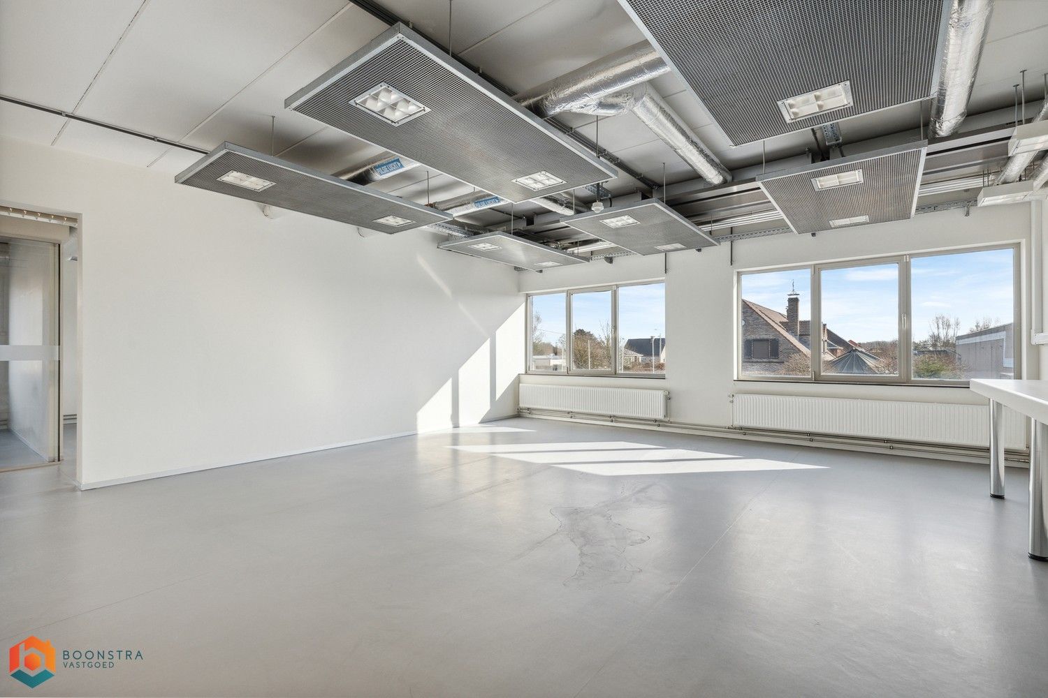 Veelzijdig kantoorgebouw met ruime parking op 2433 m² foto 12