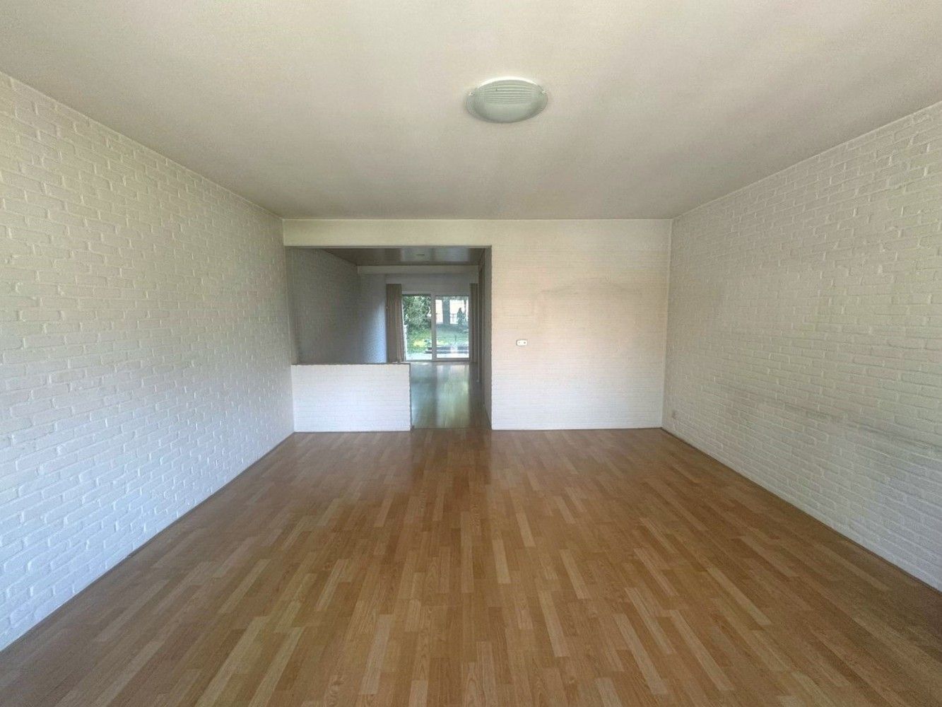Zéér ruime rijwoning met terras en tuin nabij het centrum van Genk foto 2