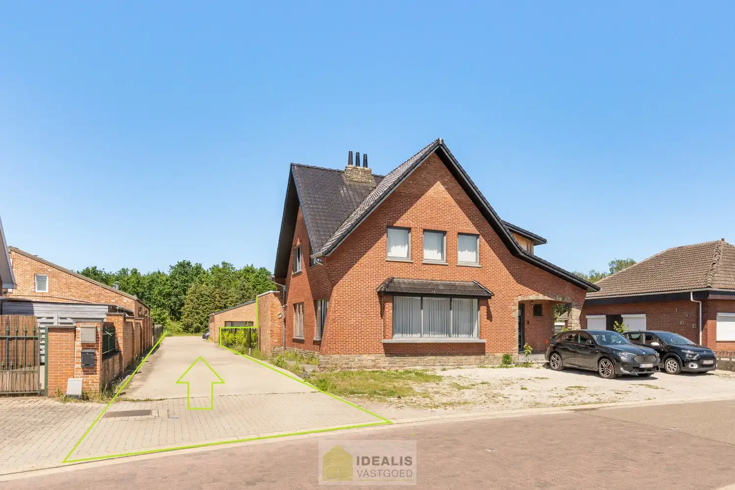 Ruim magazijn met conciërgewoning op een perceel van +-16are foto 2