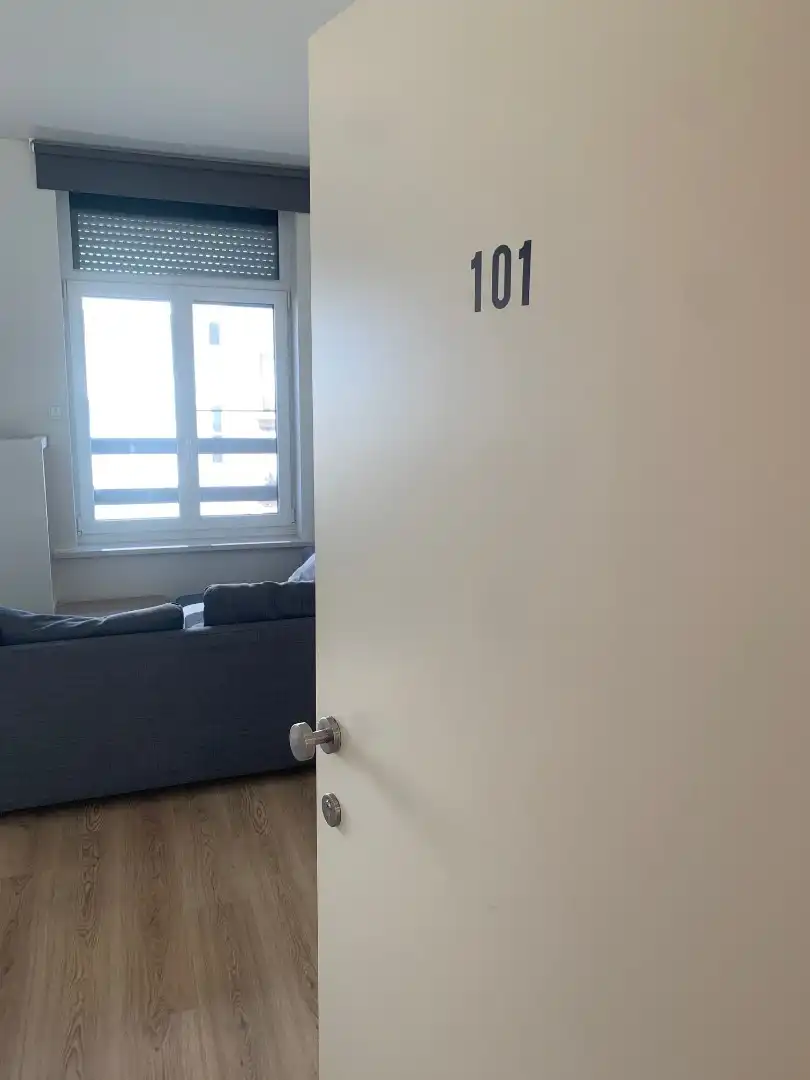 Lichtrijk, hip appartement met 1 slaapkamer, vlak aan zee in Raversijde foto 2