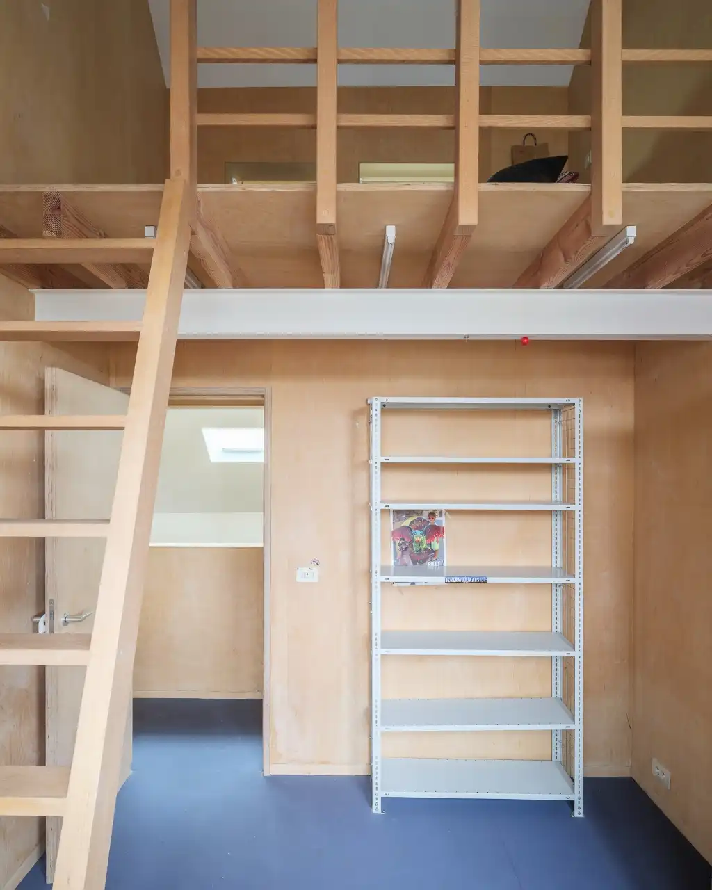 Uniek vastgoed! Exclusieve en creatieve site met twee kantoorruimtes, een polyvalent handelspand, een short-staystudio en een bijzonder architecturale split-levelwoning met ruime tuin, op een boogscheut van het stadscentrum. foto 25