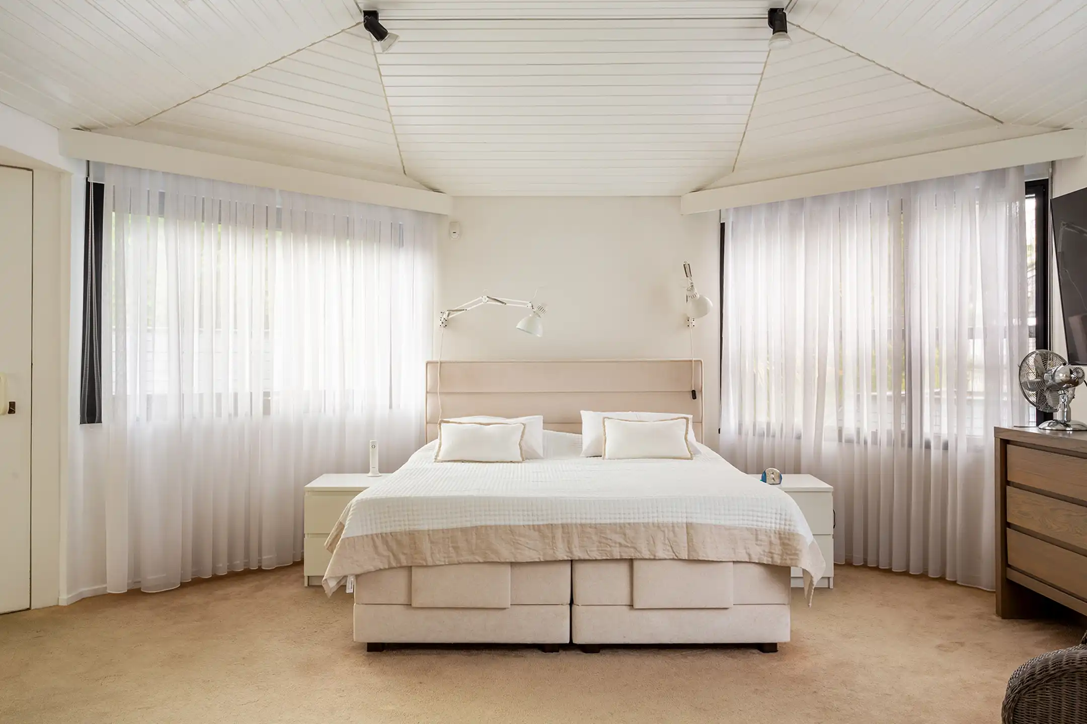 Topgelegen architectenwoning met ruim tuin en binnenzwembad. foto 30