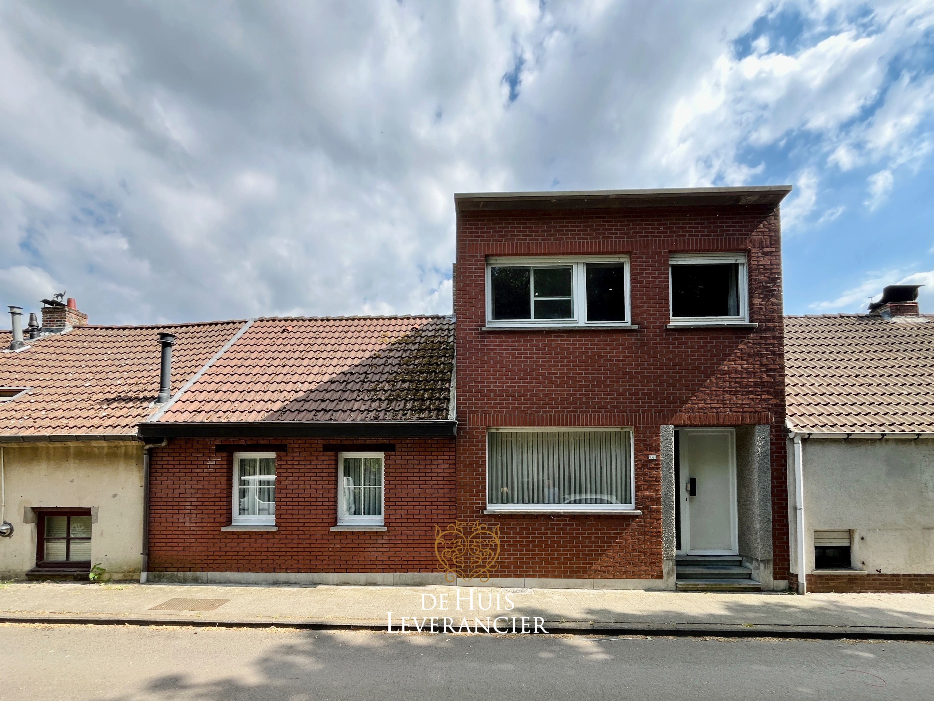 Zeldzame renovatiekans te koop in hartje Noeveren ! Unieke woning met ruimte, groen en grote garage foto 2