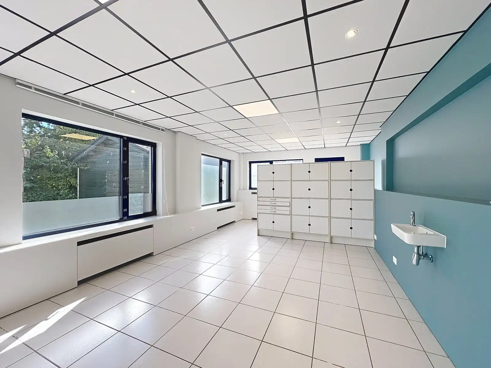 KANTOORGEBOUW (124 m²) met ATELIER (630 m²) én eigen parking op zeer goede ligging nabij centrum KORTRIJK ! foto 8