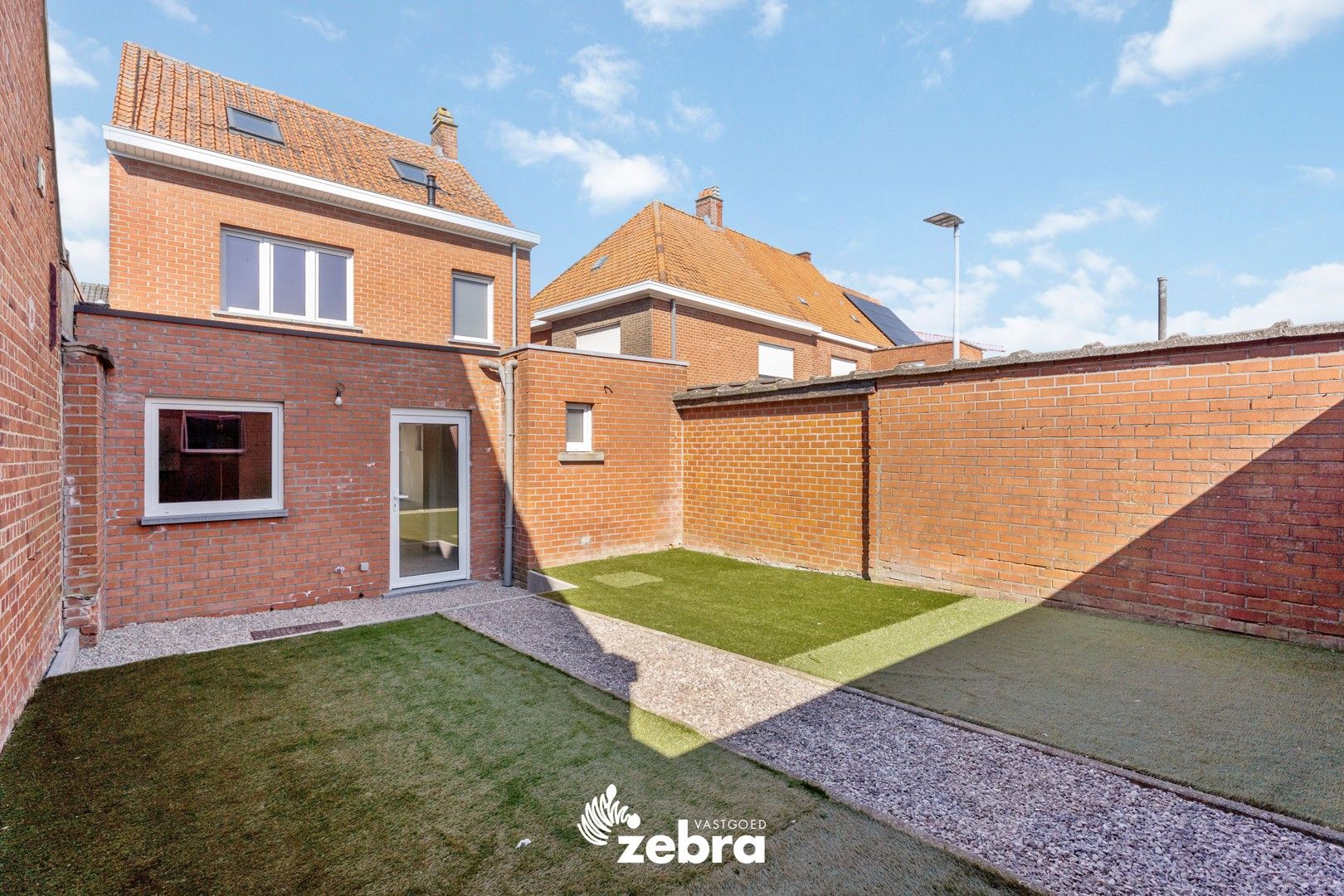 Volledig gerenoveerde woning met drie slaapkamers te Meulebeke! foto 8