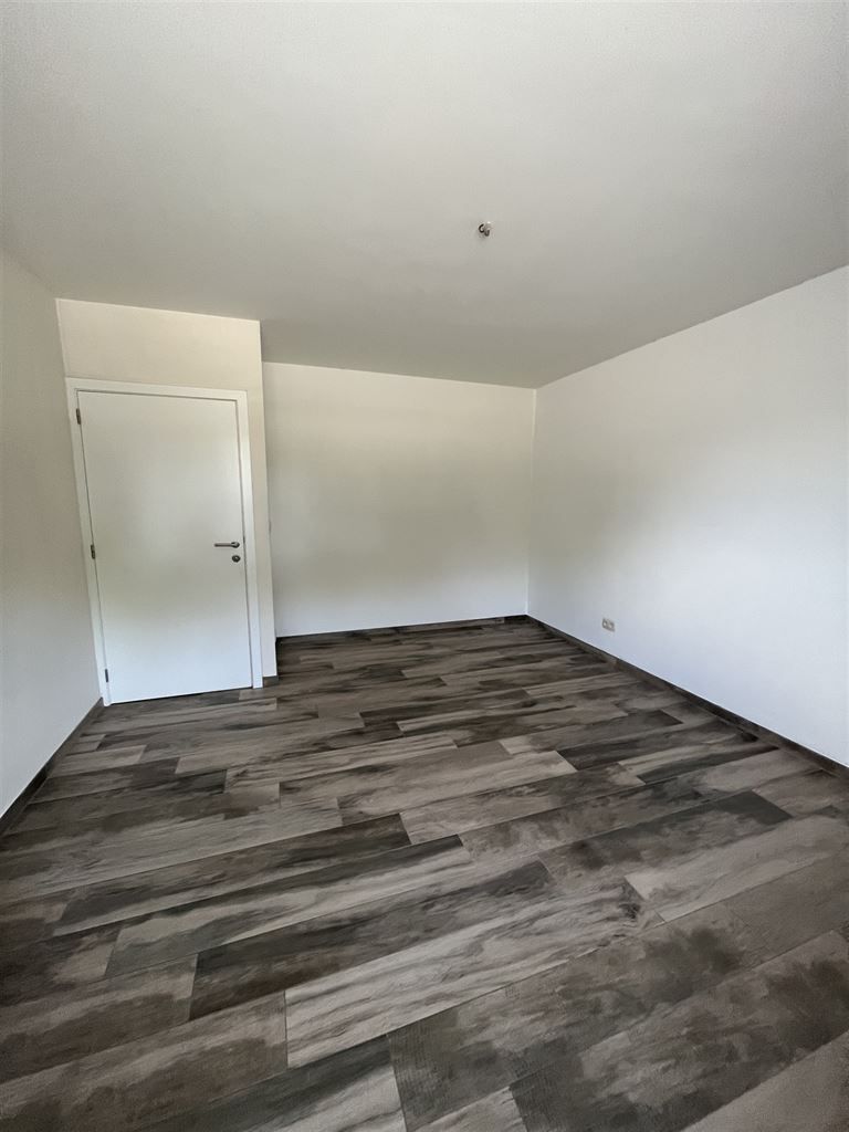 Instapklaar, gelijkvloers appartement met  2  slaapkamers, terras en autostaanplaats. foto 6