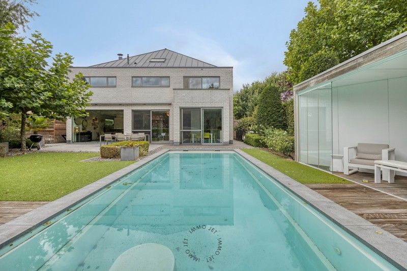 Exclusieve villa met zwembad in rustige wijk nabij het centrum van Beveren foto {{pictureIndex}}