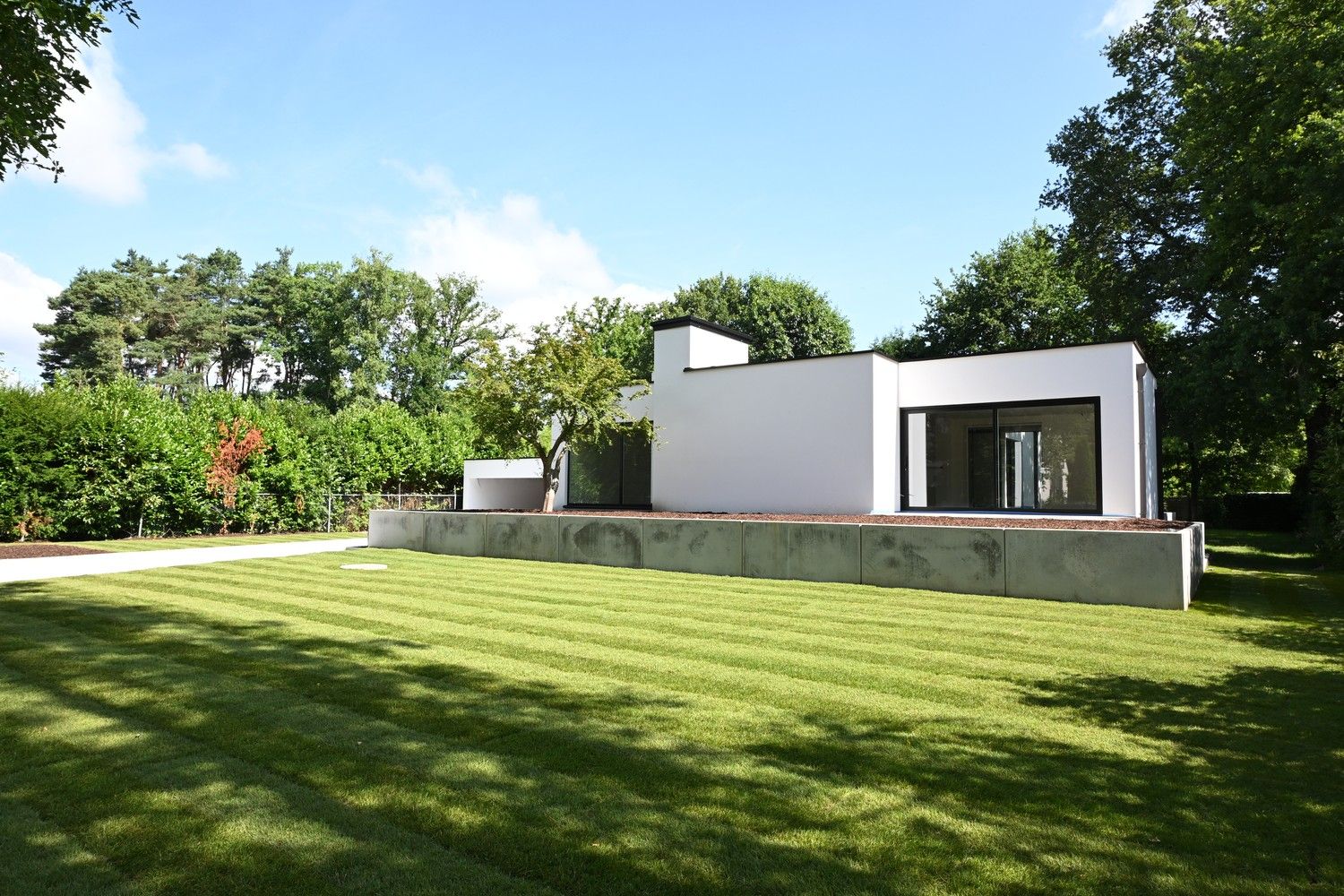 Exclusieve villa met zwembad en topafwerking op 16a50ca in Maasmechelen foto 22