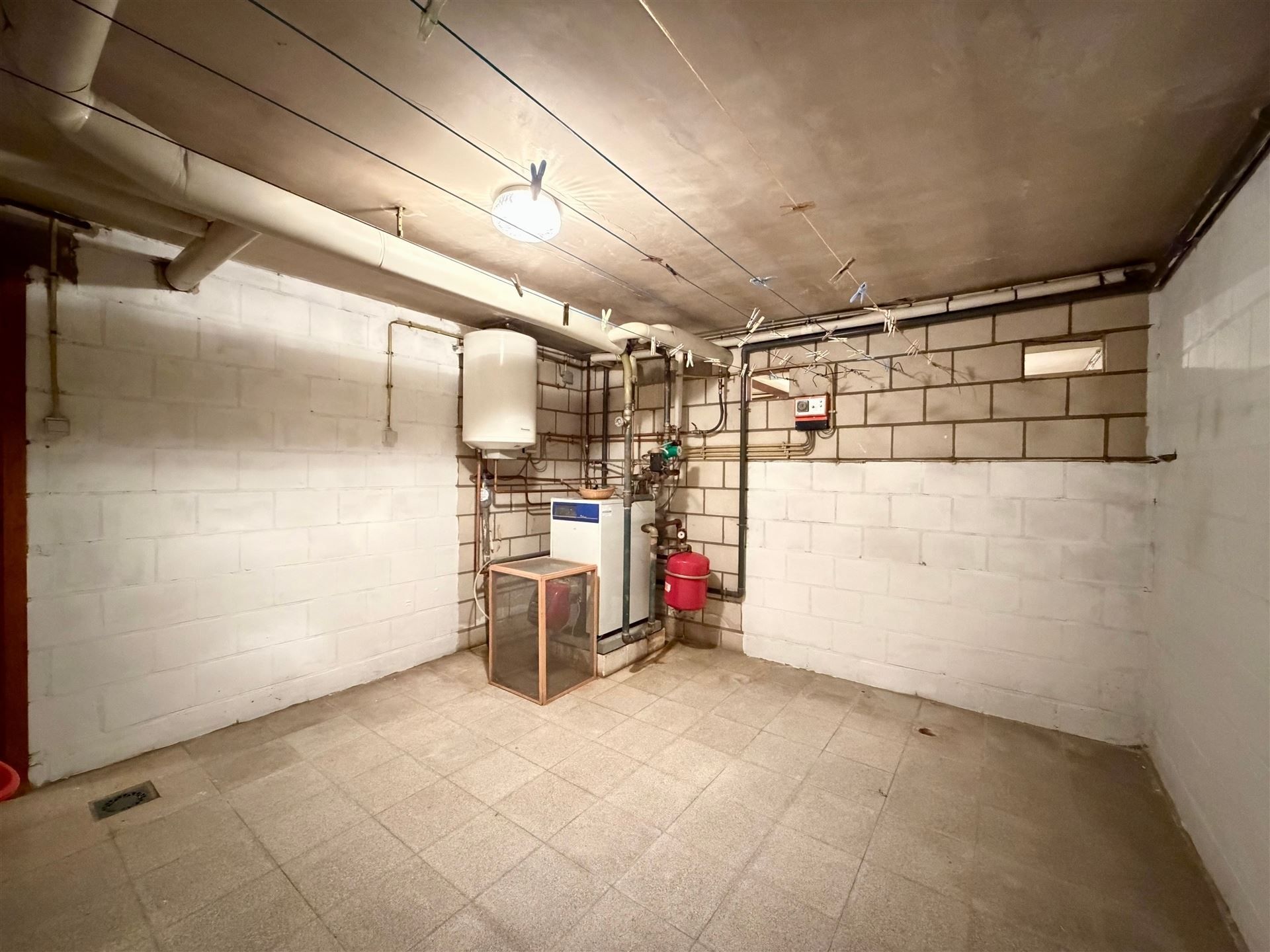 Zeer ruime villa (483 m²) op 16a48ca in Dilsen-Stokkem, goed onderhouden en vol potentieel om te transformeren tot uw hedendaagse droomwoning. foto 33