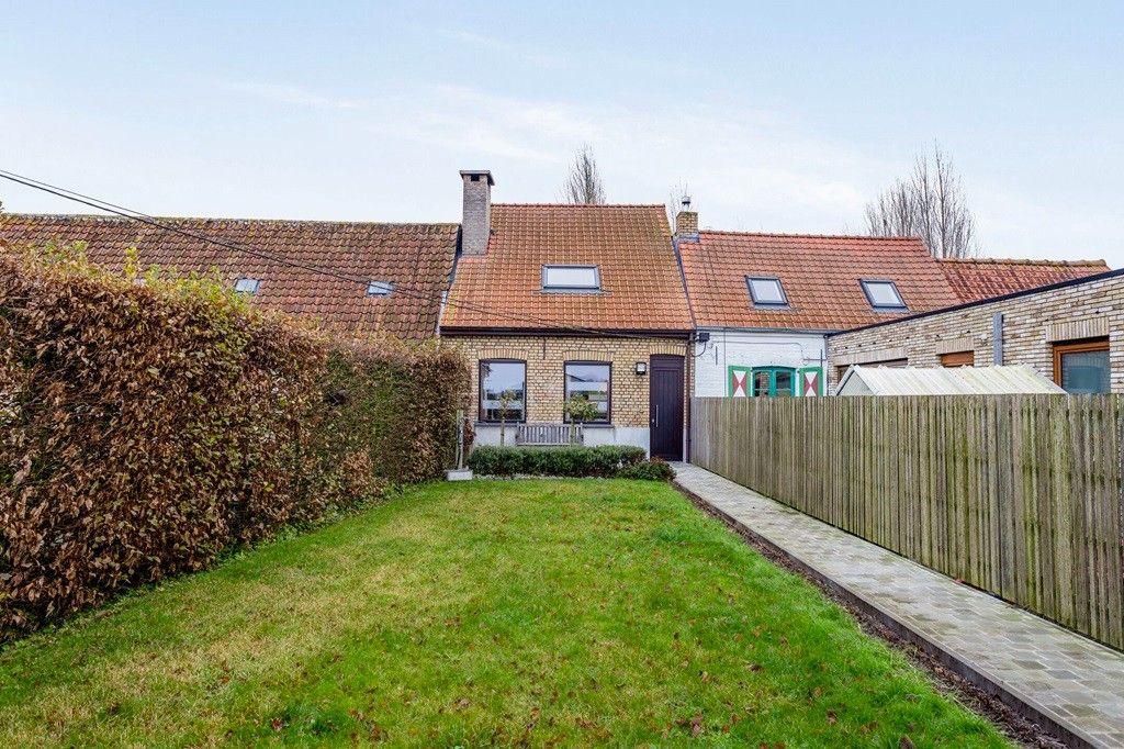 BEAUVOORDE: Charmant landhuis met alle comfort, 3 slaapkamers, garage met extra koterijen en een zalige tuin op 1.303m² grondoppervlakte. foto 2