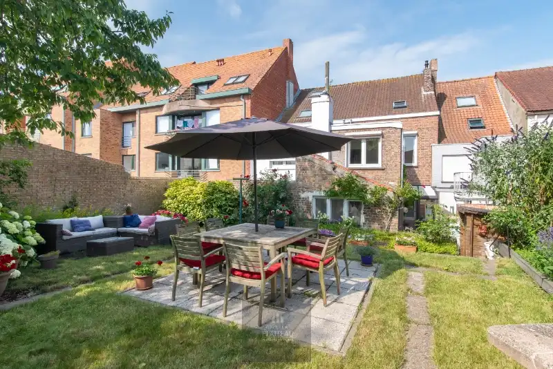 Stadswoning met zonnige tuin in het centrum van Nieuwpoort-Stad foto {{pictureIndex}}