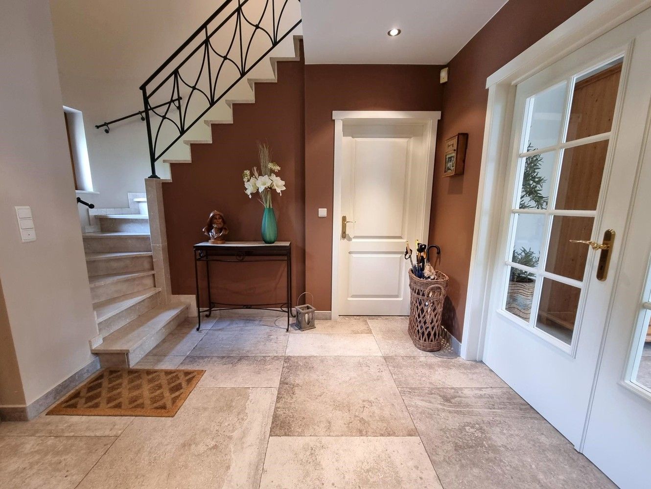 Spaanse villa, zeer rustig gelegen en gekaderd in een mooi verzorgde tuin voorzien van zwembad foto 12