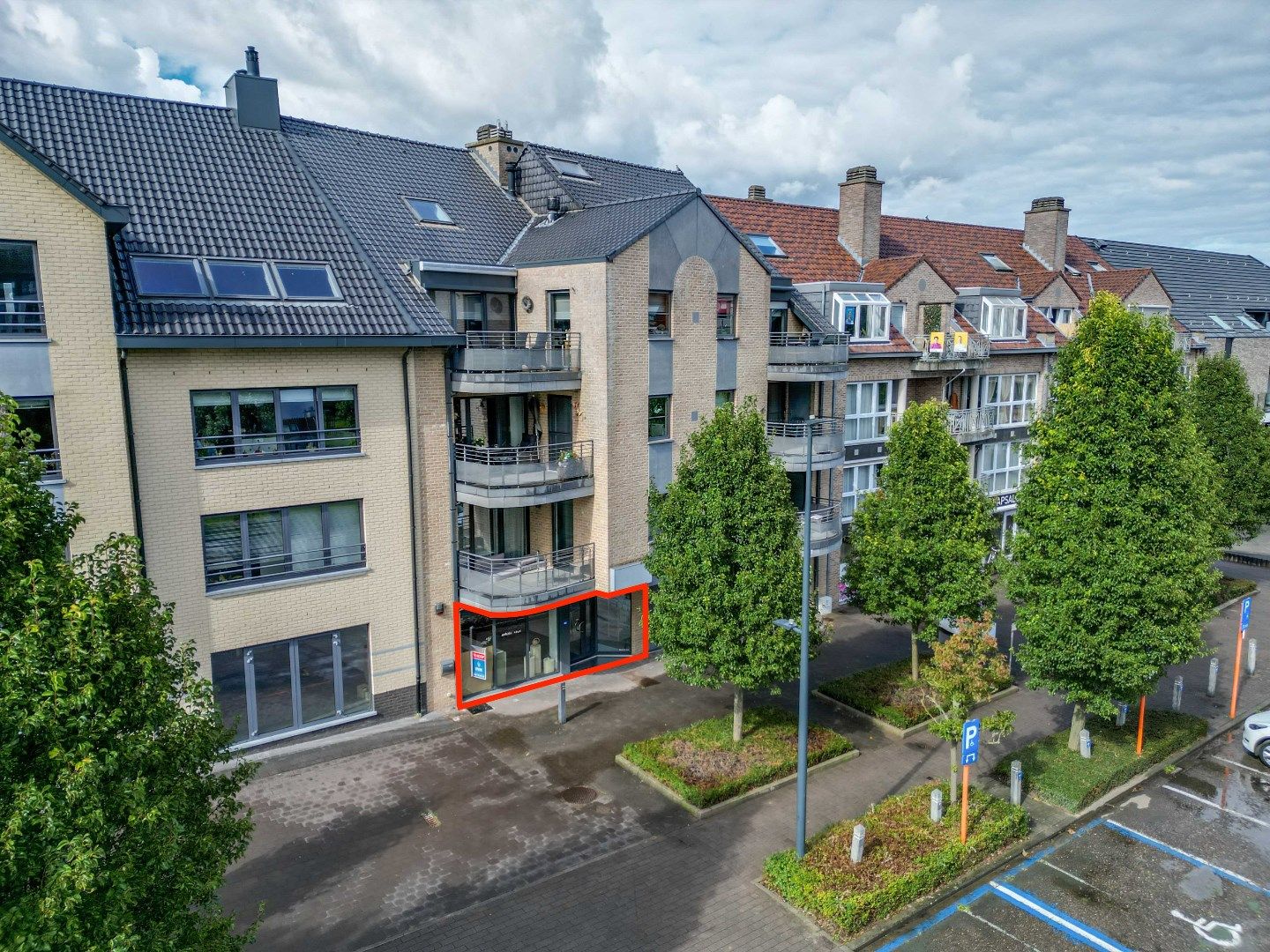 HANDELSPAND MET EEN BRUIKBARE OPP. VAN 325 M² IN CENTRUM LANAKEN !  foto {{pictureIndex}}