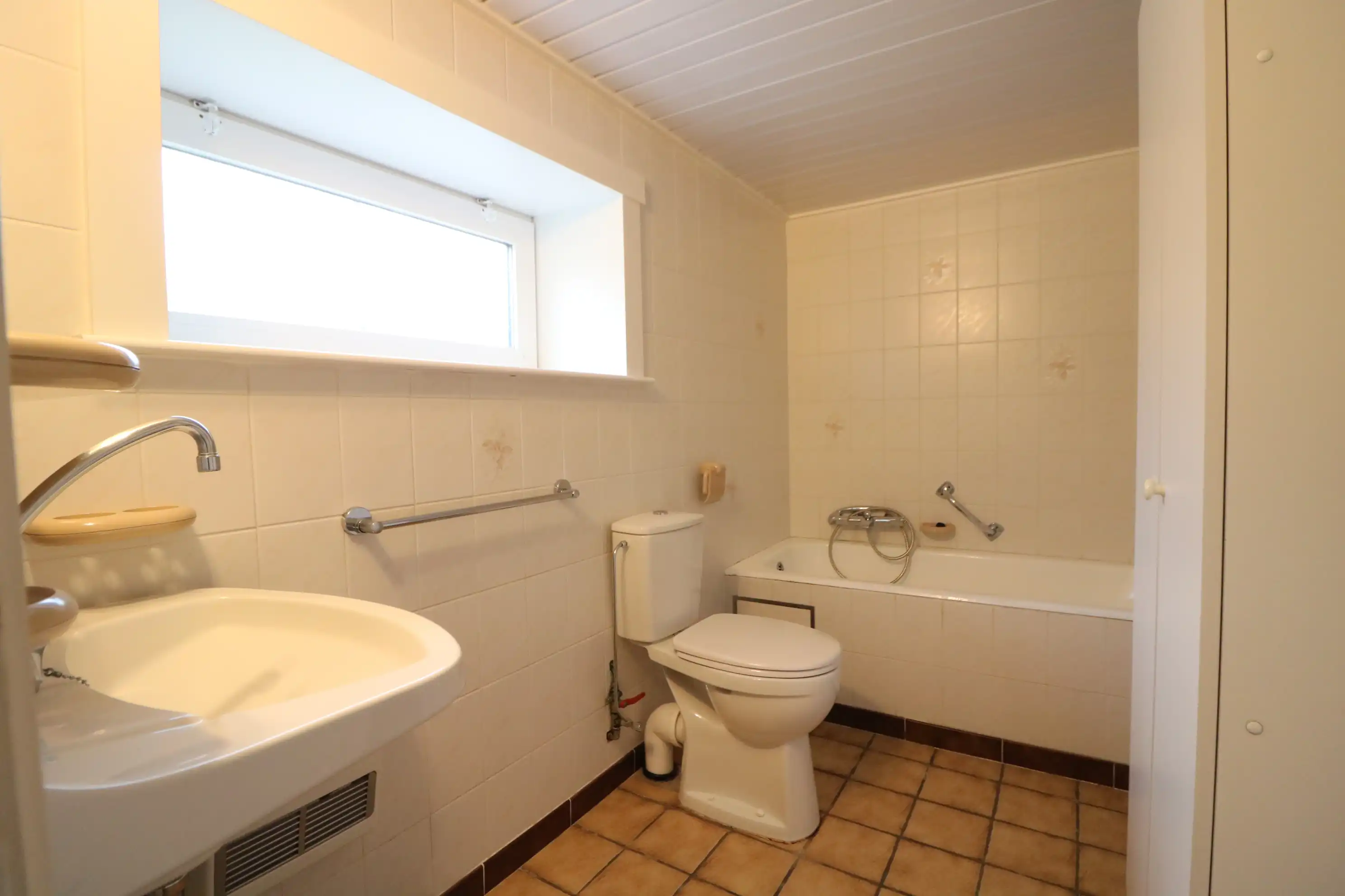 Woning met 3 slaapkamers, zuidgerichte tuin en garage in het centrum van Zuienkerke. foto 4