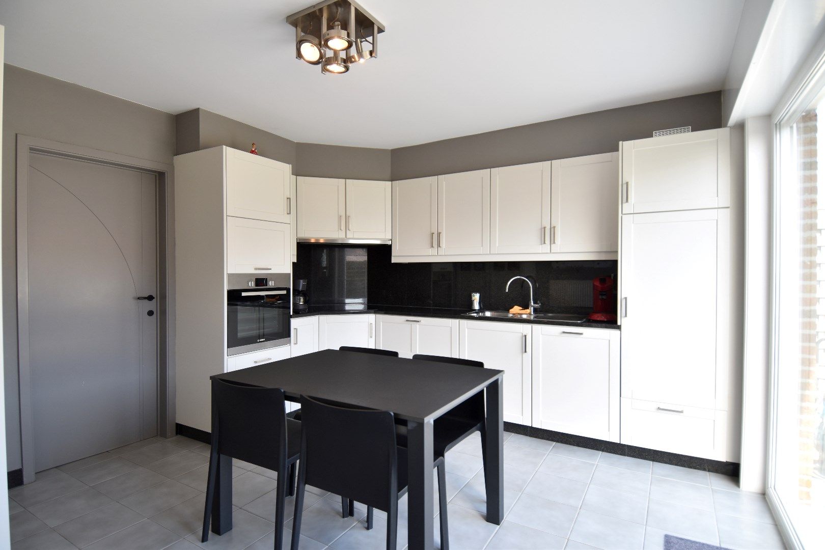 Instapklare HOB met 4 slaapkamers, 2 garages en een mooi stukje te tuin te koop in Lauwe foto 7