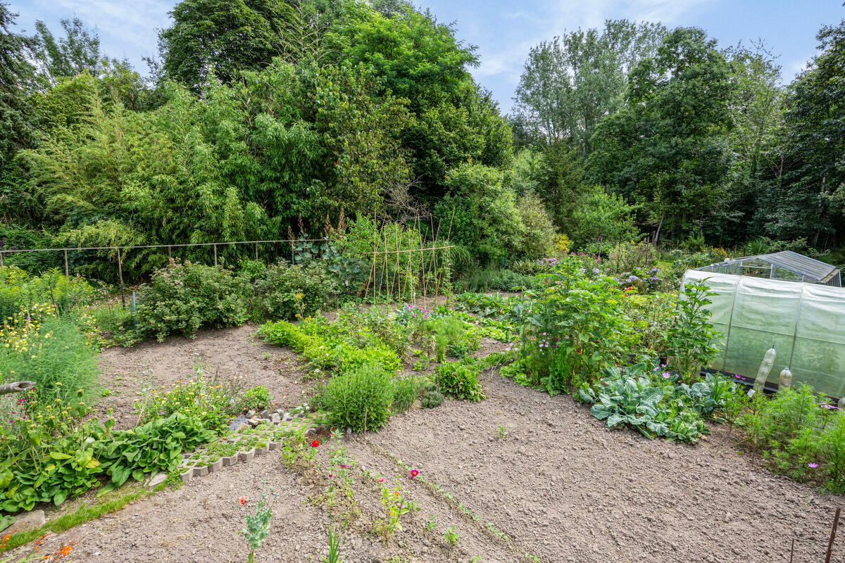 Charmante villa te koop met sprookjesachtige tuin foto 32