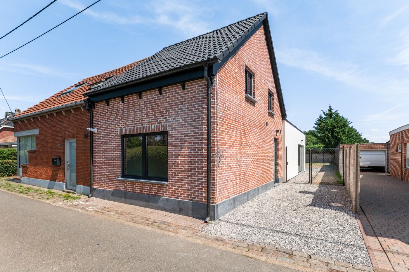 Prachtig gerenoveerde woning met 3 slpk., oprit en toffe tuin foto {{pictureIndex}}