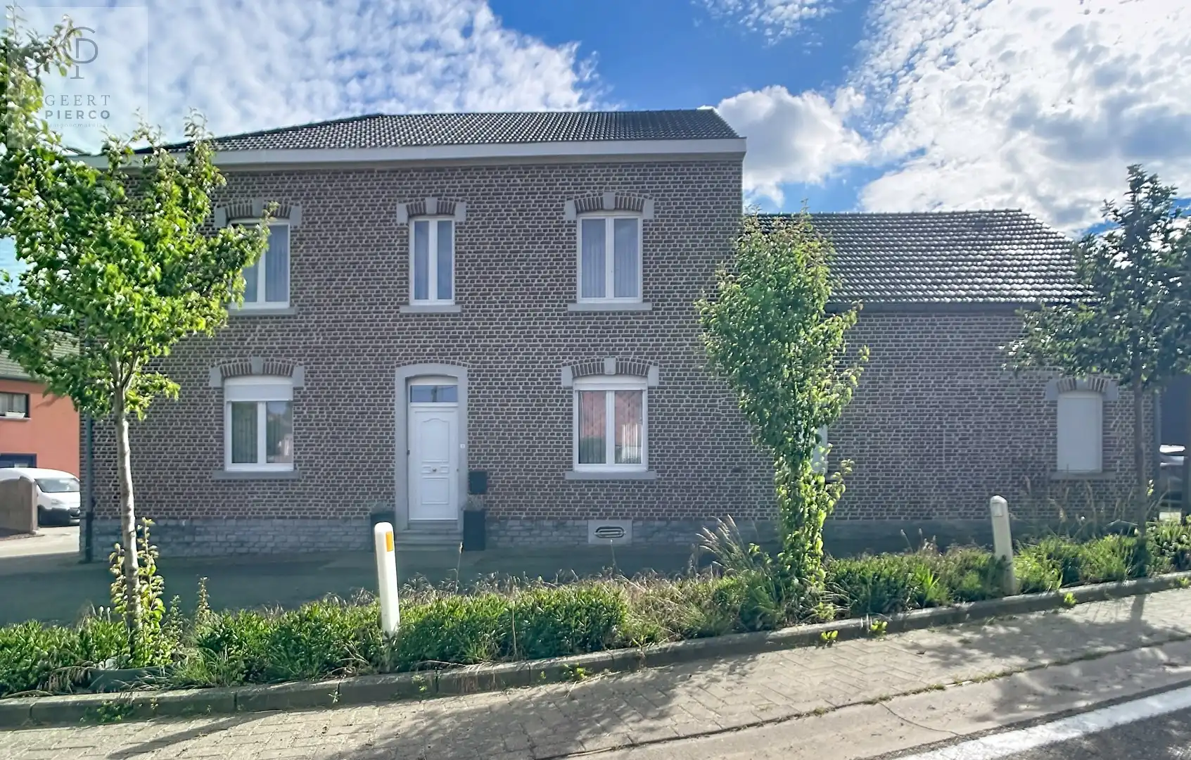 Hoofdfoto van de publicatie: Ruime woning met binnenkoer, stallingen en tuin vlakbij oprit van E40.