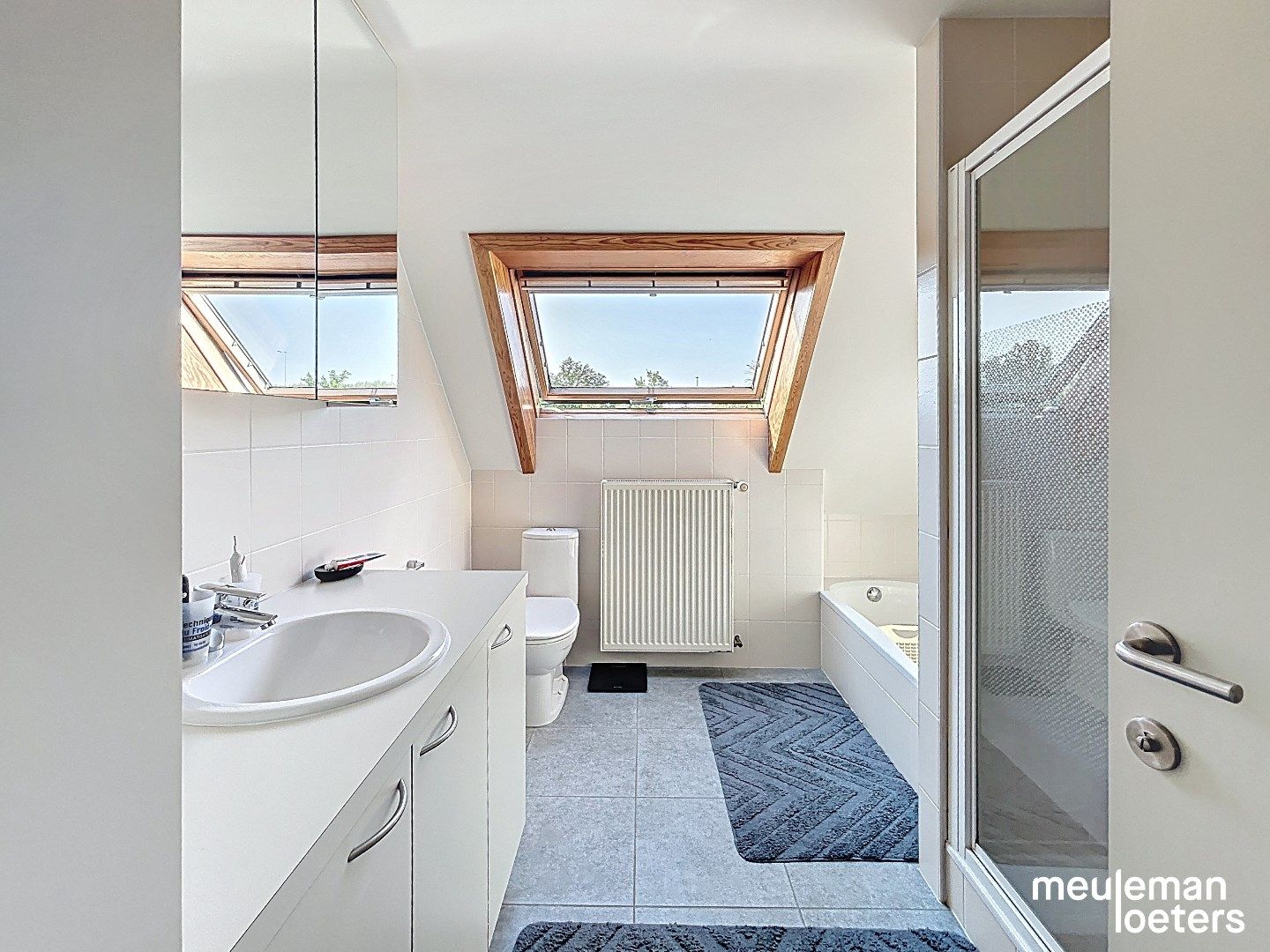 Zeer ruim appartement met terras foto 10