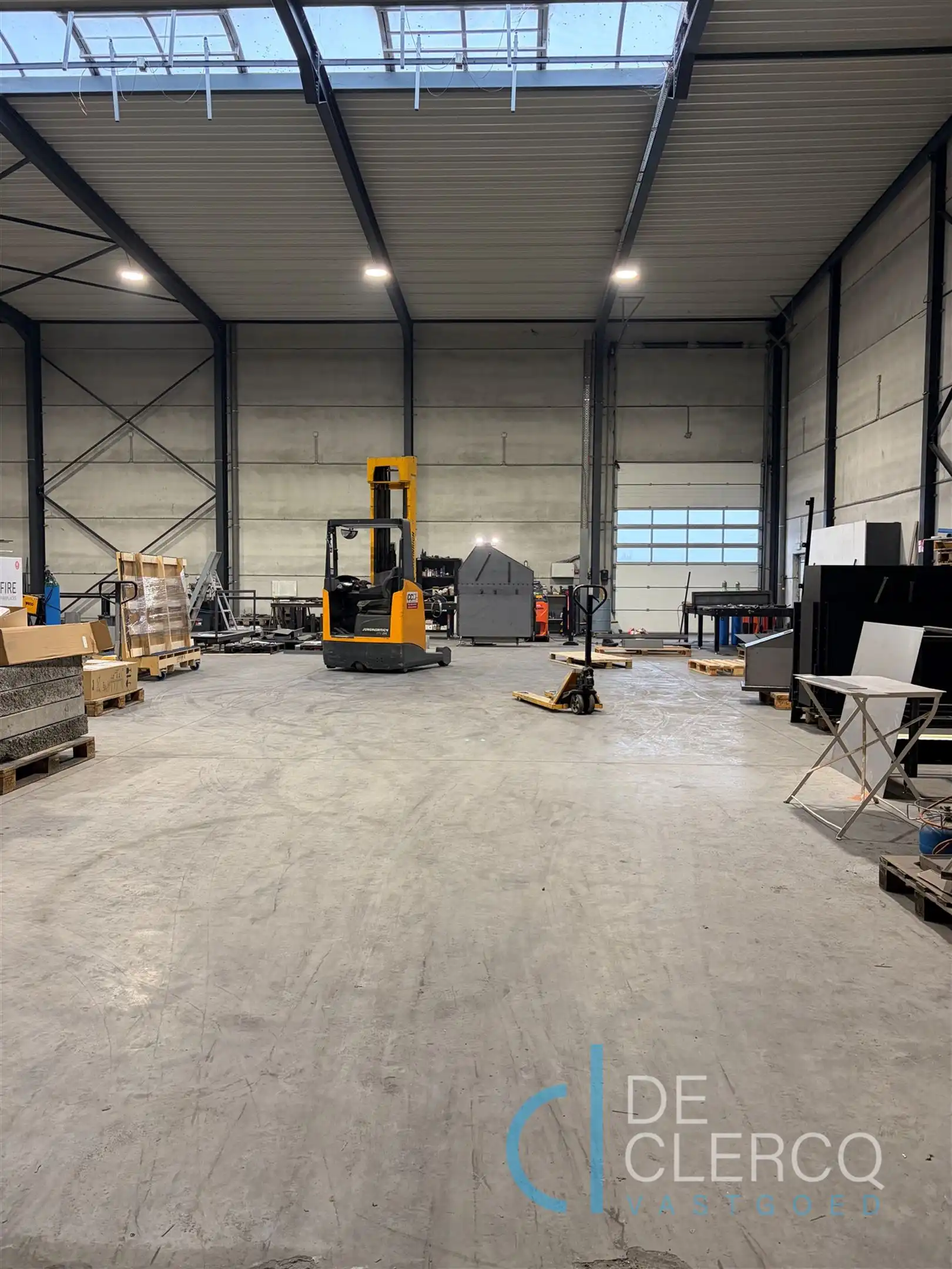 Ruim, goed gelokaliseerd magazijn te huur met parking!  foto 5