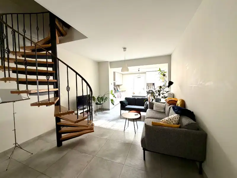 NABIJ STATION GENT SINT PIETERS, GERENOVEERDE RIJWONING MET 2 SLAAPKAMERS foto 2