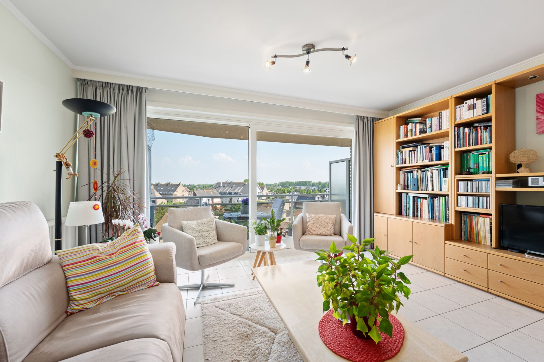 Verzorgd appartement met zonneterras en zijdelings zeezicht foto 3